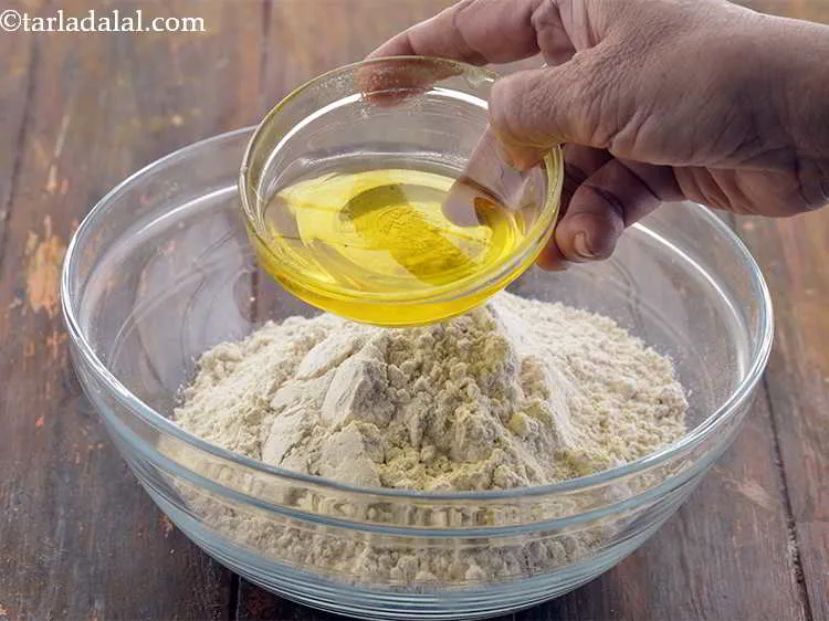 स्टेप 2 – साथ ही, घी डालें। इसे आटा की स्थिति के लिए …