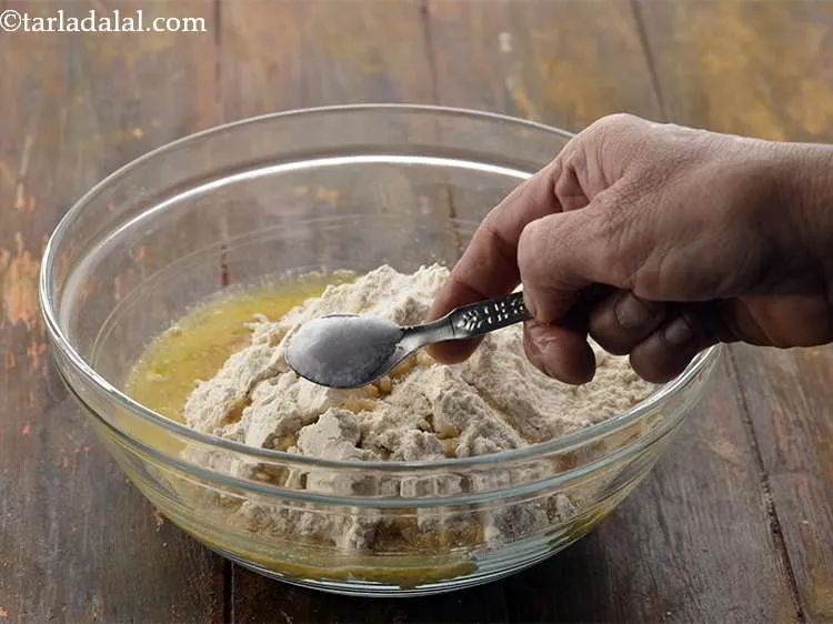 स्टेप 3 – स्वादानुसार नमक डालें।