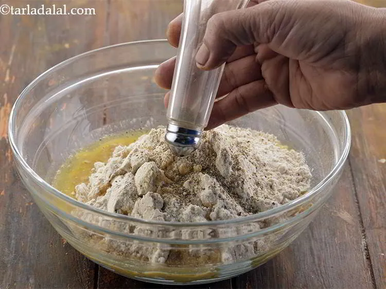 स्टेप 4 – अंत में मुख्य घटक काली मिर्च पाउडर डालें।