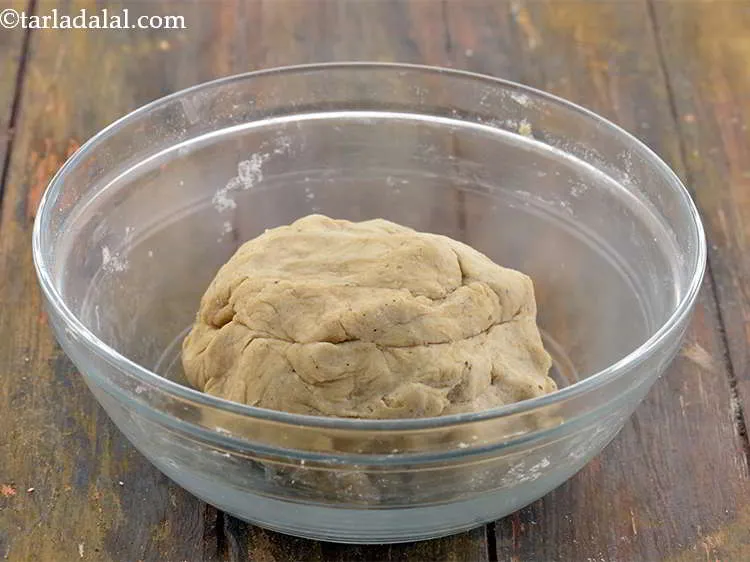 स्टेप 6 – लगभग १/२ कप पानी डालें। अच्छी तरह से मिलाएं और …