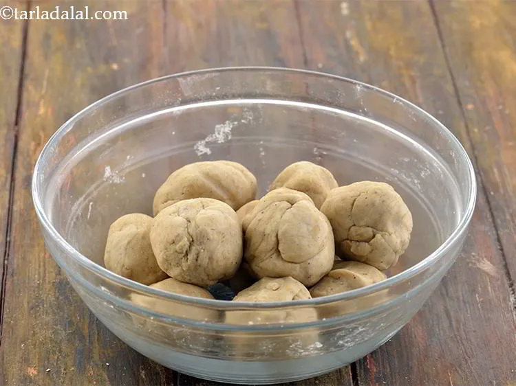 स्टेप 7 – <strong>काली मिर्च कोकी</strong> के आटे को १० बराबर भागों में …