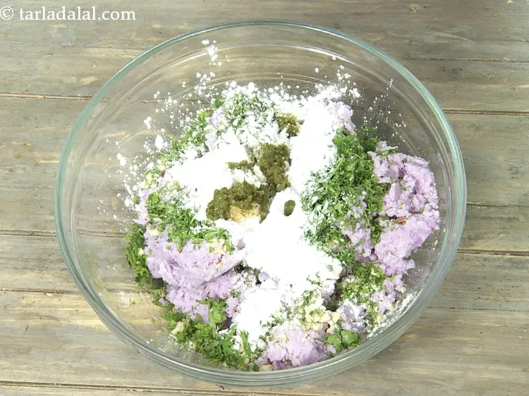 Step 14 – Add 2 tsp&nbsp;green&nbsp;<a href="https://www.tarladalal.com/chilli-paste-22538r">chilli paste</a>.