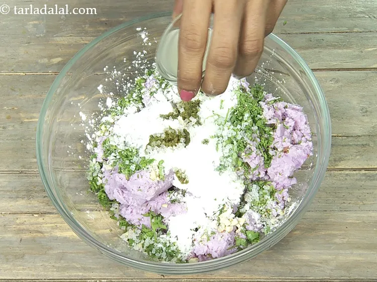 Step 16 – Add 2 1/2 tsp&nbsp;<a href="https://www.tarladalal.com/glossary-lemon-juice-numbi-ka-ras-nimbu-ka-juice-471i">lemon juice</a>.