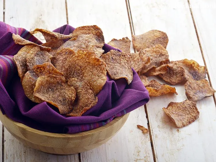 स्टेप 12 – <strong>नमकीन कंद के वेफर</strong> को पुरी तरह से ठंडा करें …