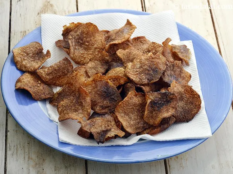 स्टेप 8 – तेल सोखनेवाले कागज पर निकाल लें।