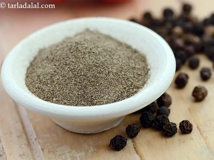 स्टेप 10 – स्वाद के लिए काली मिर्च पाउडर डालें।