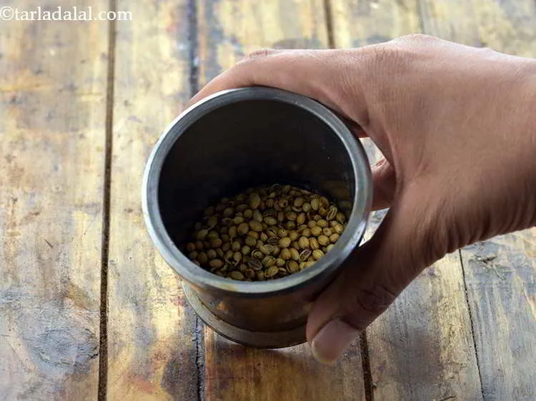Step 2 – To make&nbsp;<strong>Kanda Bhaji</strong>&nbsp;<strong>&nbsp;(Pyaz ke Pakode)</strong>, firstly in a mortar put coriander seeds.&nbsp;