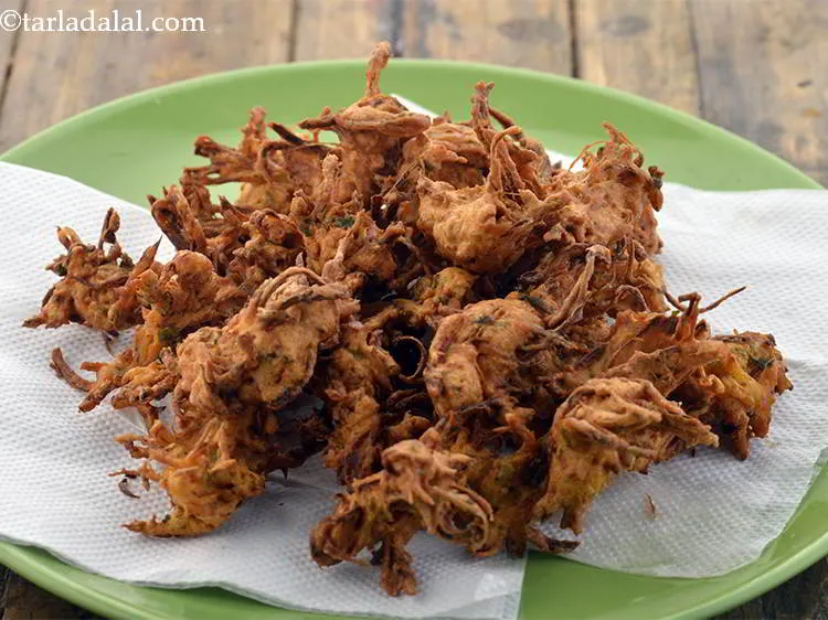 Step 19 – Drain the&nbsp;<strong>Kanda bhaji (Onion Bhaji) </strong>on an absorbent paper.