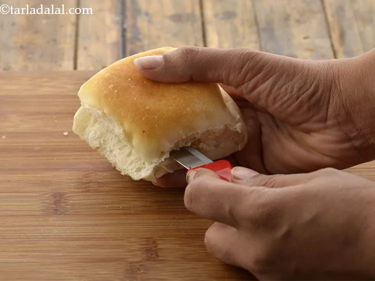 स्टेप 23 – परोसने से पहले, <strong>मुंबई रोडसाइड कांदा भजी पाव</strong> को असेम्बल …