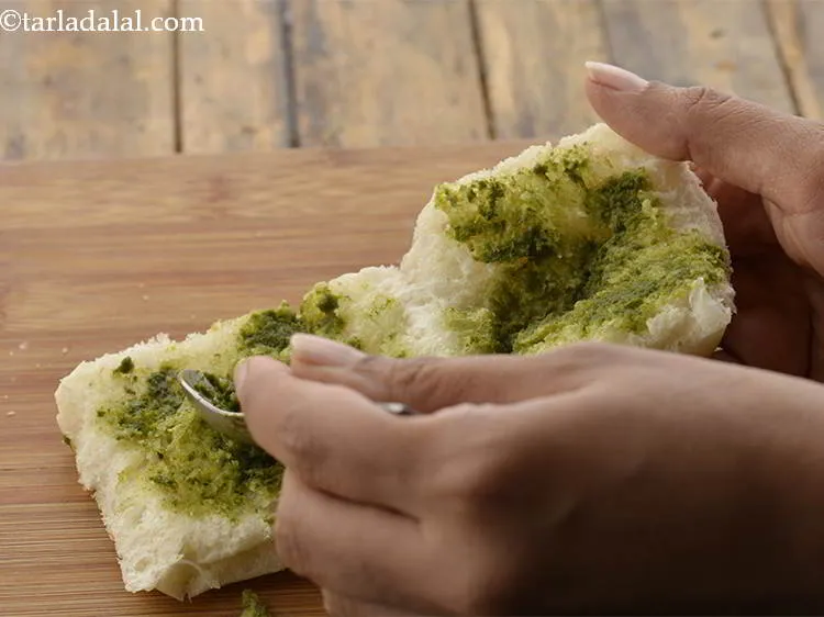 स्टेप 24 – पाव के दोनों तरफ १/२ टीस्पून हरी चटनी लगाएं।