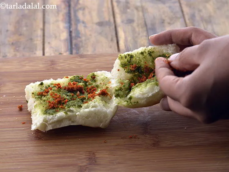 स्टेप 25 – पाव के दोनों तरफ १/२ टीस्पून सूखी लहसुन की चटनी …