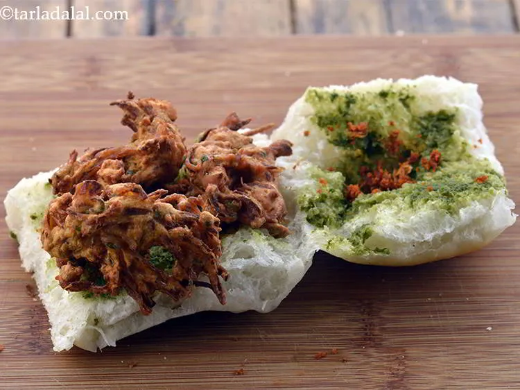 स्टेप 26 – पाव के निचले आधे हिस्से पर ३ कांदा भजी स्टफ …