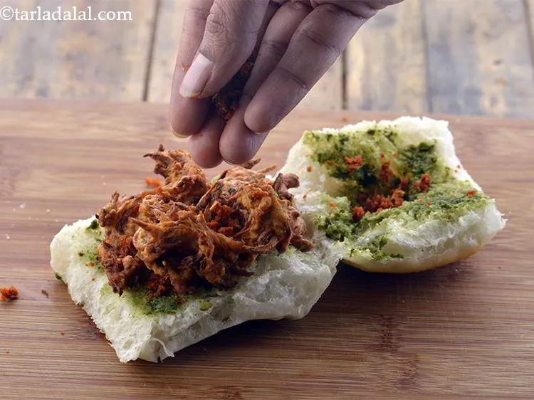 स्टेप 27 – <strong>कांदा भजी पाव</strong> पर १/४ टीस्पून सूखी लहसुन की चटनी …