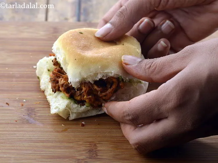 स्टेप 28 – <strong>कांदा भजी पाव</strong> को बंद करें।