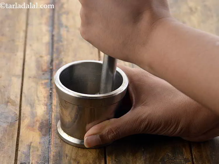 स्टेप 2 – बट्&zwnj;टे की सहायता से, खड़ा धनिया को अच्छी तरह से …