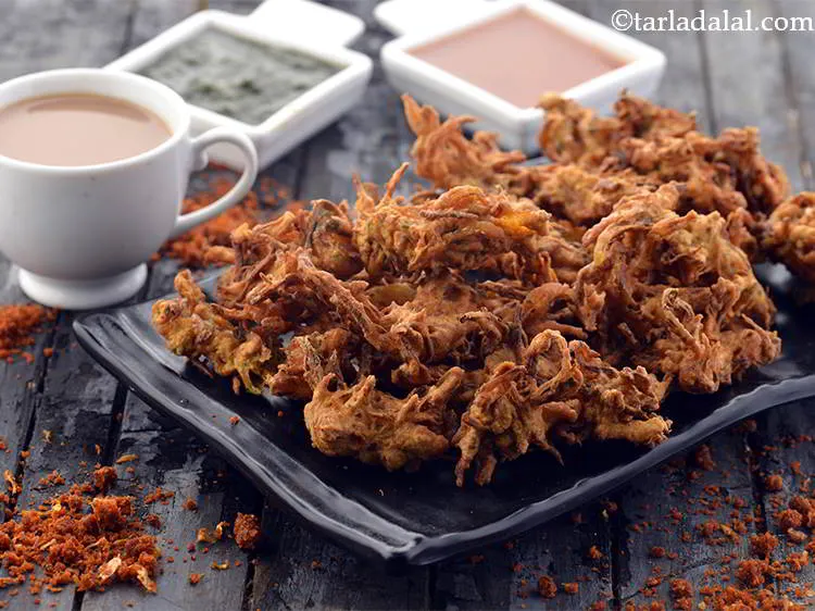 Step 20 – Serve the&nbsp;<strong>Kanda Bhaji</strong>&nbsp;<strong>&nbsp;(Pyaz ke Pakode)</strong>&nbsp;immediately with a cup of chai.