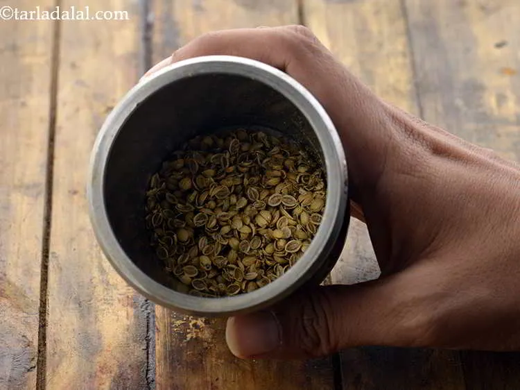 स्टेप 6 – बट्&zwnj;टे की सहायता से, खड़ा धनिया को अच्छी तरह से …