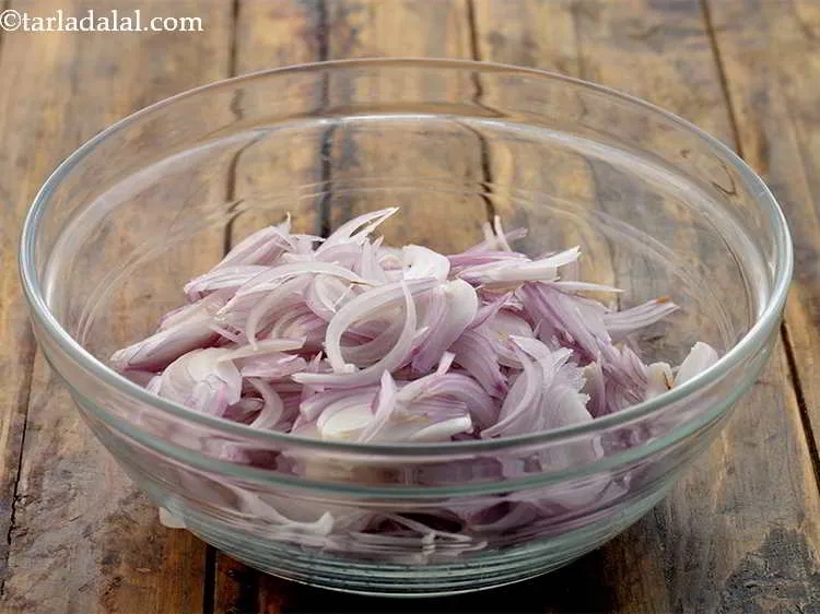 Step 6 – Transfer the thinly sliced onions to a deep bowl.