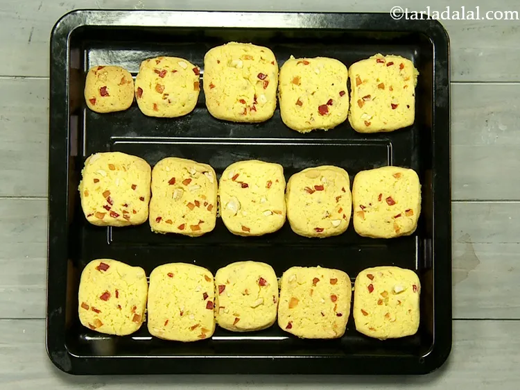 स्टेप 26 – फ्रूट कुकीज को पहले से गरम ओवन में १८०&deg;C (३६०&deg;F) …