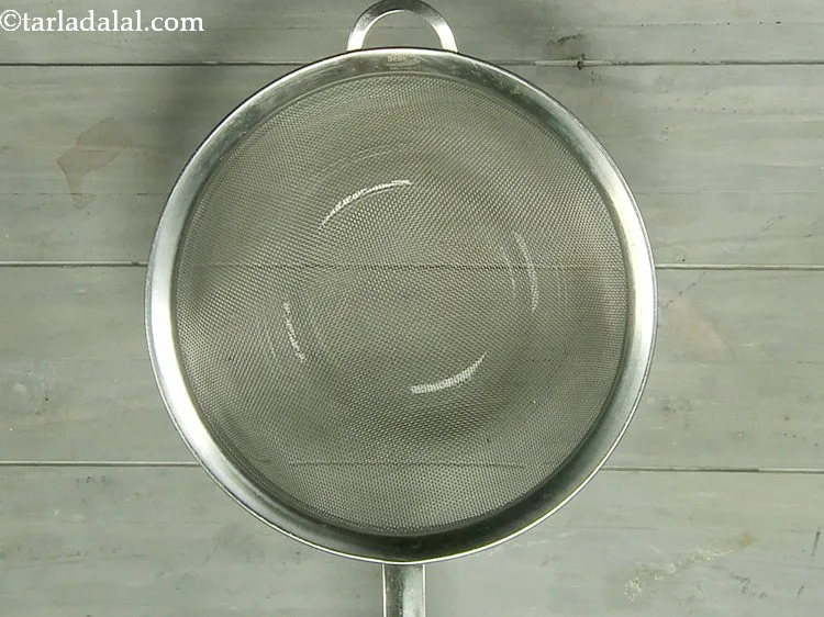 स्टेप 2 – <strong>कराची बिस्कुट</strong> का आटा बनाने के लिए | <strong>हैदराबादी टूटी …