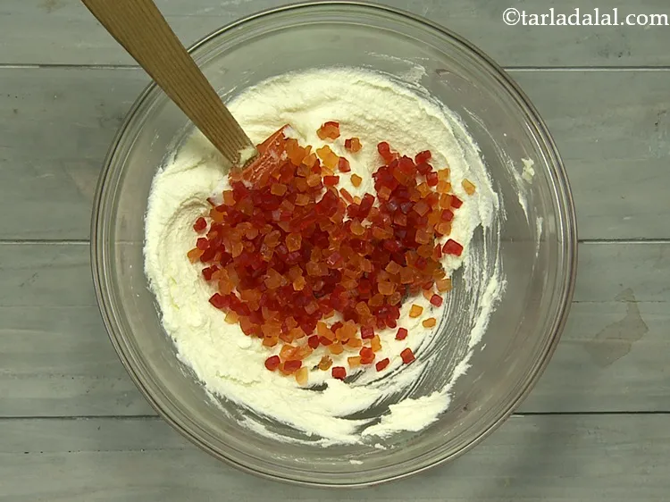 स्टेप 11 – टूटी फ्रूटी डालें। टूटी फ्रूटी कैन्डीड सूखे पपीते के टुकड़े …