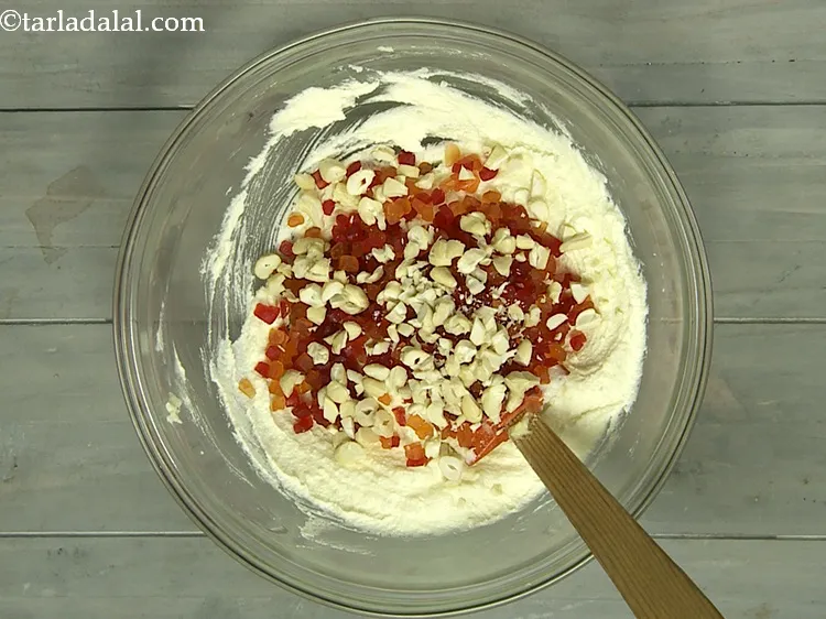स्टेप 13 – काजू डालें। आप अन्य मेवे जैसे पिस्ता, बादाम आदि भी …