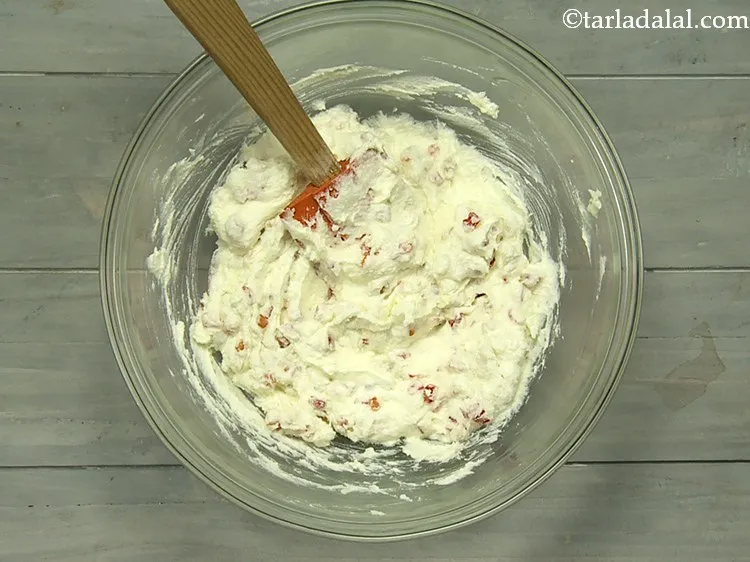 स्टेप 14 – एक स्पैटुला का उपयोग करके अच्छी तरह मिलाएं।