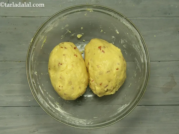 स्टेप 19 – <strong>कराची बिस्किट</strong> बनाने के लिए, टूटी फ्रूटी कुकीज के आटे …