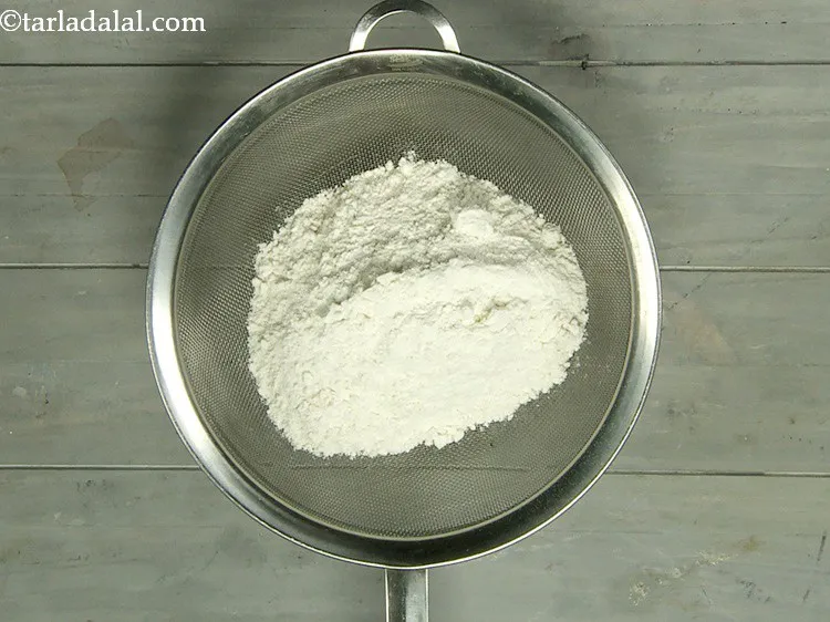 स्टेप 3 – <a href=""https://www.tarladalal.com/glossary-plain-flour-maida-hindi-188i"">मैदा</a> डालें। बेक करके बनने वाली रेसिपी के लिए …