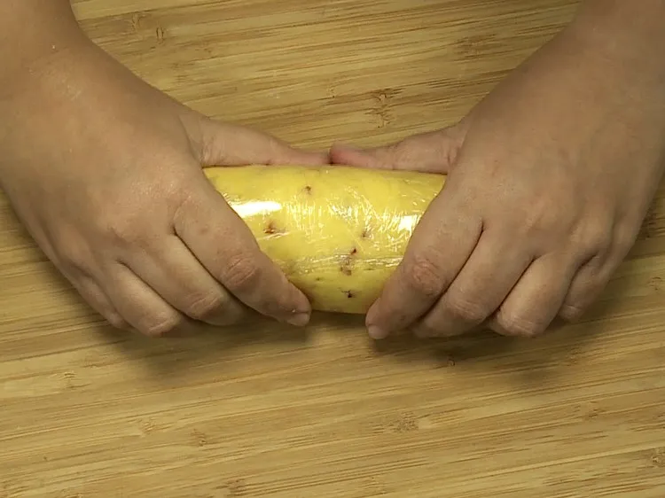 स्टेप 21 – उन्हें क्लिंग रैप या पार्च्मन्ट पेपर में अलग-अलग कसकर लपेटें।