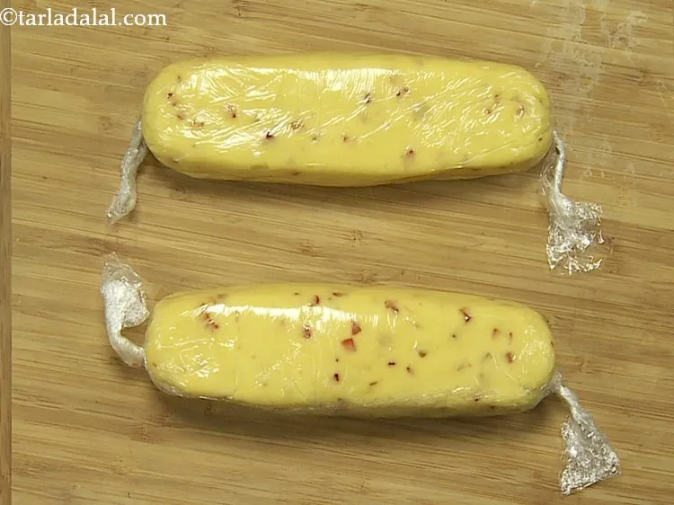 स्टेप 23 – आटे को १ घंटे के लिए फ्रिज में रख दें।