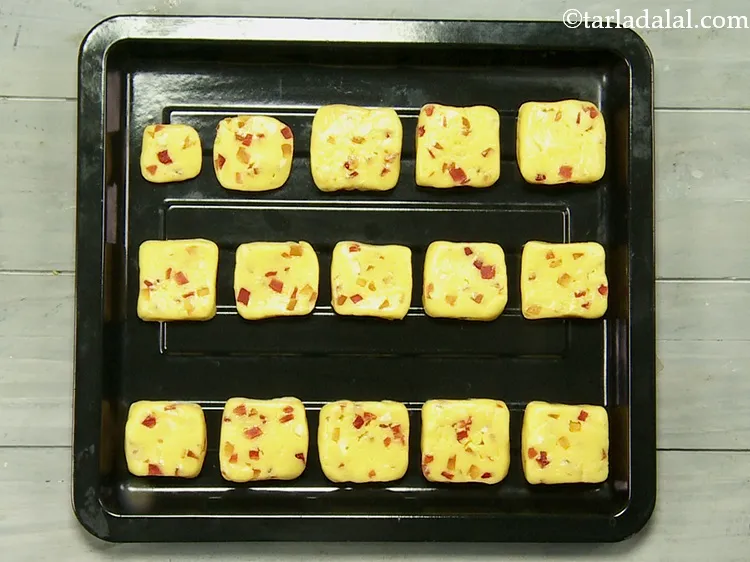 स्टेप 25 – हैदराबादी टूटी फ्रूटी बिस्कुट को बेकिंग ट्रे पर रखें। दो …