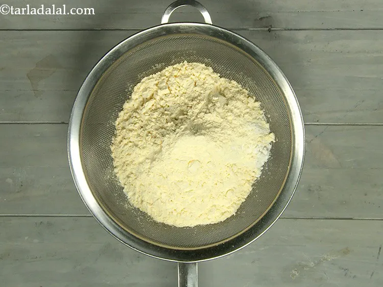 स्टेप 4 – वेनिला फ्लेवर्ड <a href=""https://www.tarladalal.com/glossary-custard-powder-hindi-512i"" target=""_blank""><strong>कस्टर्ड पाउडर</strong></a> डालें। यह टूटी फ्रूटी …