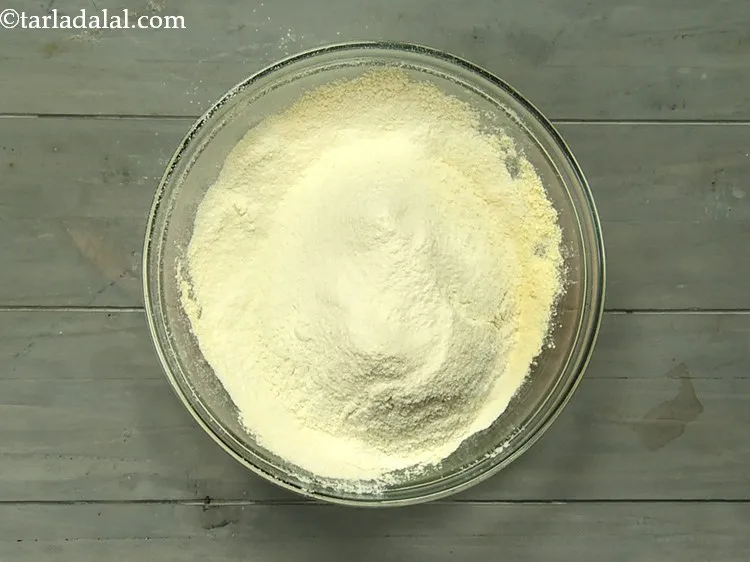 स्टेप 6 – मैदा-कस्टर्ड पाउडर का मिश्रण बनाने के लिए सभी चीजों को …