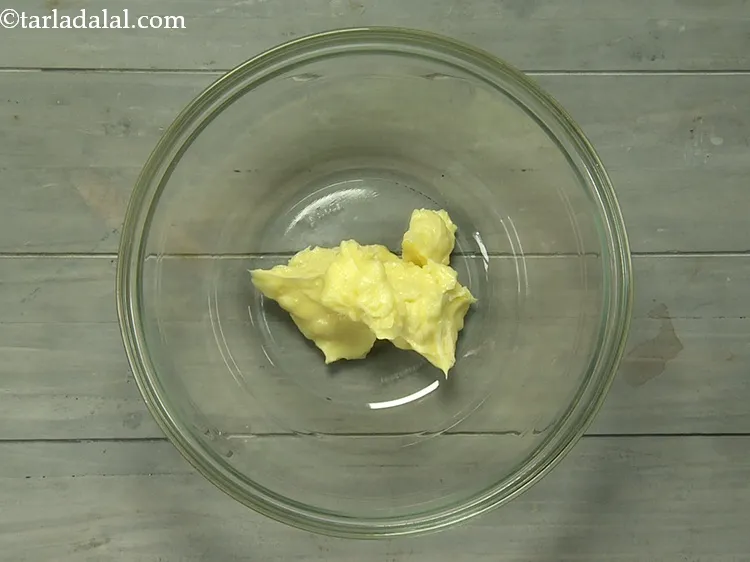 स्टेप 7 – दूसरे बाउल में मक्खन लें। मक्खन नरम होना चाहिए लेकिन …
