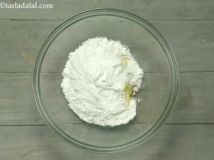 स्टेप 8 – पीसी हुई शक्कर डालें।