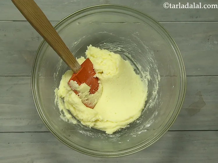 स्टेप 9 – एक स्पैटुला का उपयोग करके इसे धीरे से क्रीम करें। …