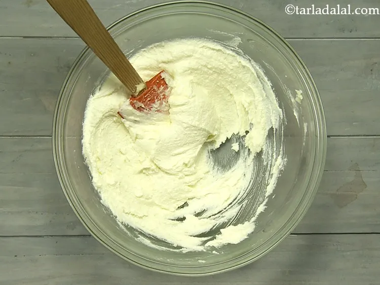 स्टेप 10 – मक्खन और शक्कर को हल्का और क्रीमी होने तक फेंटें। …