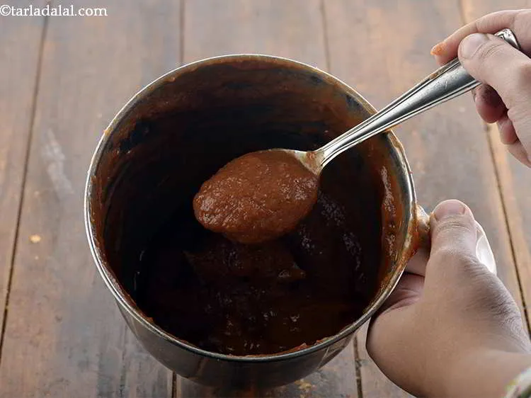 स्टेप 4 – थोड़ा ठंडा करें और एक मिक्सर में एक मुलायम पेस्ट …