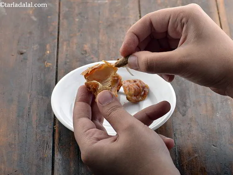 Step 1 – For the <strong>Meetha Chutney</strong>, take the dates. If they are with seeds, remove them.