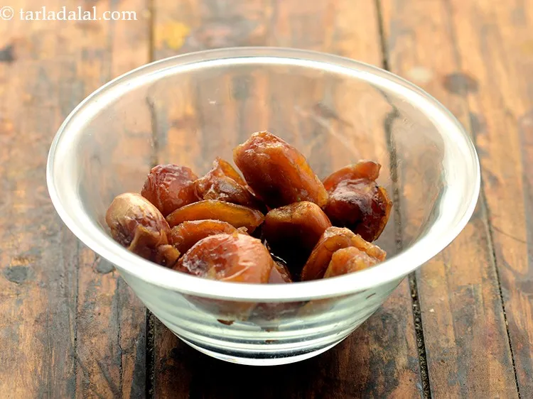 Step 2 – To make <strong>healthy mishti doi</strong>, in a deep bowl take khajur.&nbsp;
