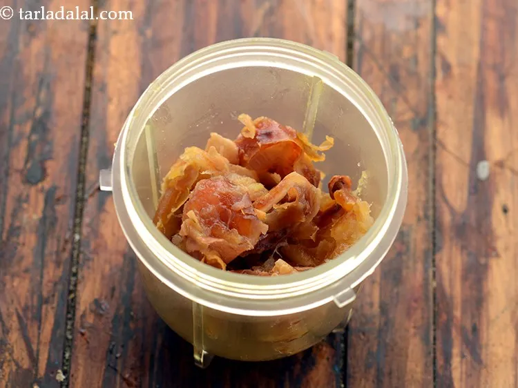 Step 6 – Transfer the deseedeed khajur to a small blender jar.&nbsp;