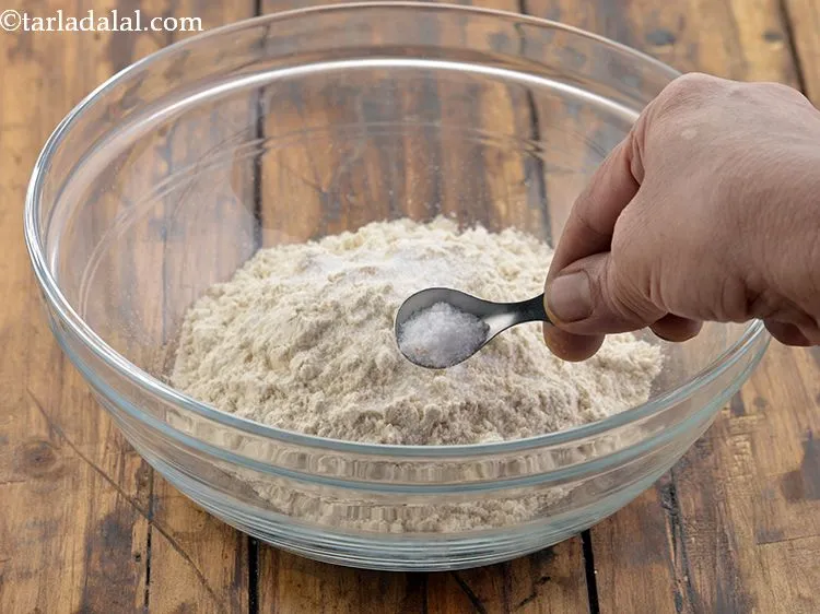 स्टेप 2 – स्वादानुसार नमक डालें।