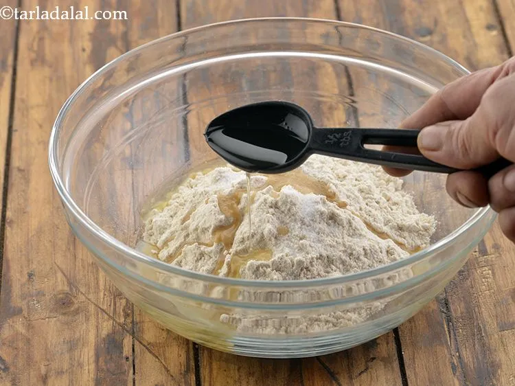 स्टेप 3 – आटे को कंडीशन करने के लिए तेल डालें।