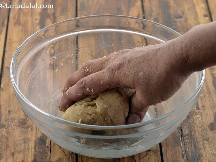 स्टेप 5 – नरम आटा गूंध लें।