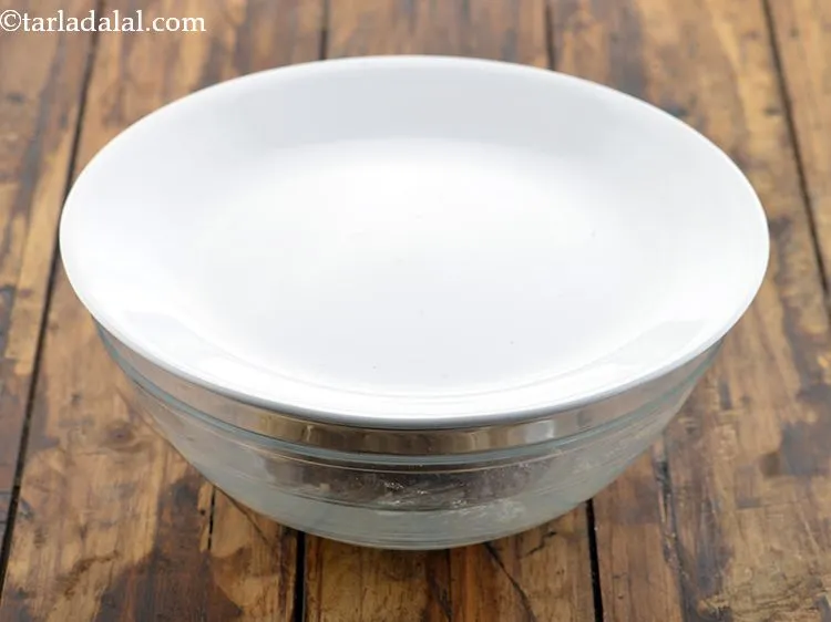 स्टेप 6 – खाखरे के आटे को ढक्कन से ढककर १५ मिनट के …