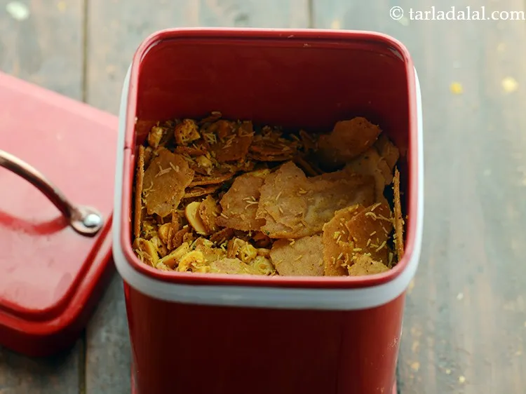 Step 16 – Let&nbsp;<strong>khakhra chivda | instant khakhra chivda | khakhra chivda for tiffin |</strong>&nbsp;cool and store in …