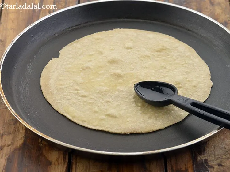 स्टेप 12 – उपर १/४ टीस्पून घी लगाएं।