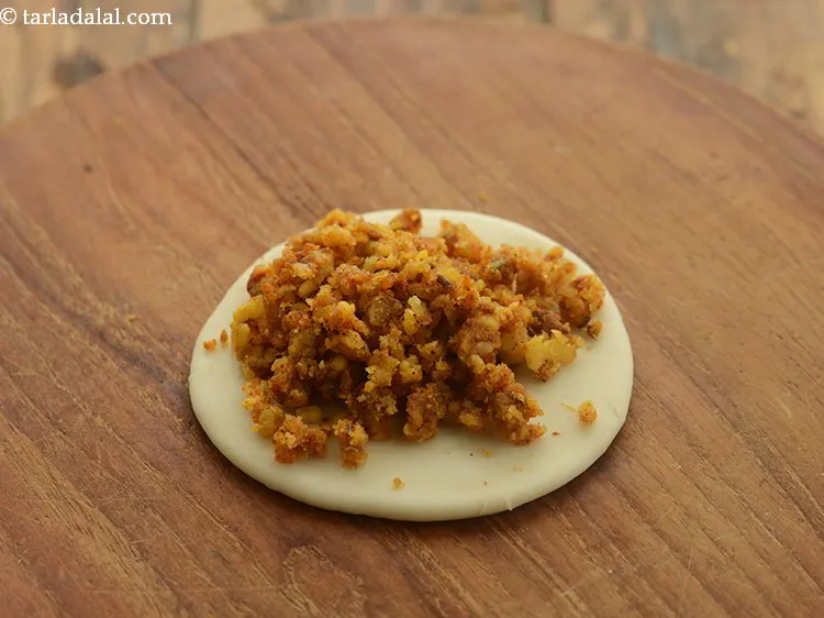 स्टेप 29 – मूंग दाल के भरवां मिश्रण के १ भाग को बीच …