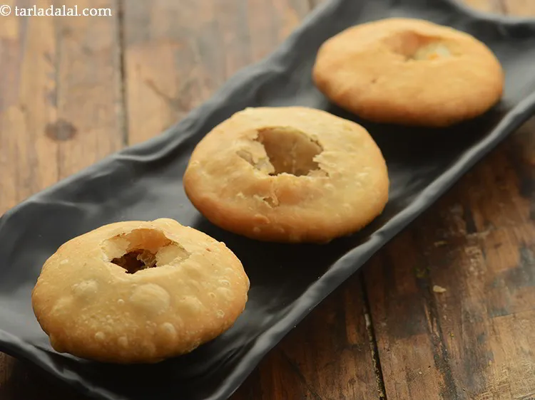 स्टेप 41 – प्रत्येक कचौडी के बीच में एक छेद कर लें।